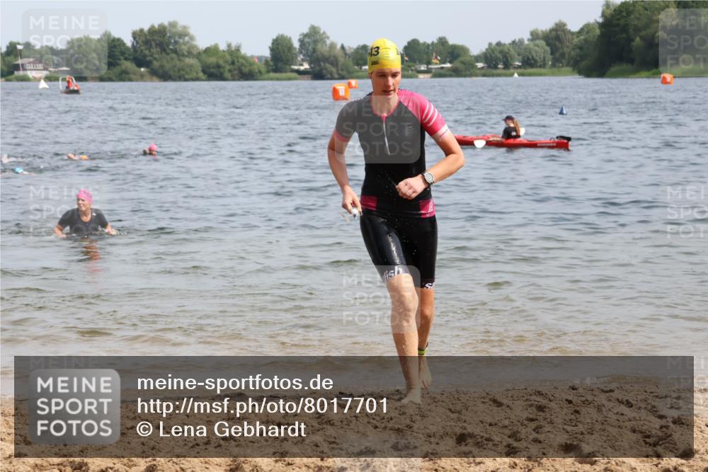 15.06.2025 - 27. Vierlanden-Triathlon Lena Gebhardt http://msf.ph/oto/8017701 15.06.2025 10:16:17 Schwimmen 477, 487, 489, 494, 523, 526, 611, 634 meine-sportfotos.de