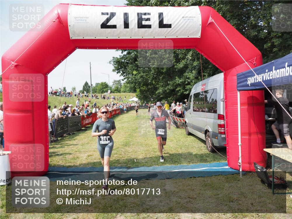 21.06.2025 - 27. Vierlanden-Triathlon MichiJ http://msf.ph/oto/8017713 15.06.2026 11:33:33 Ziel 431, 511 meine-sportfotos.de