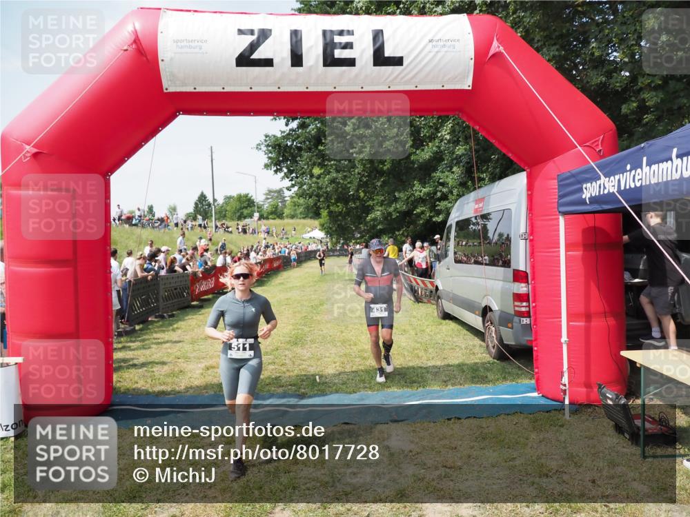 21.06.2025 - 27. Vierlanden-Triathlon MichiJ http://msf.ph/oto/8017728 15.06.2026 11:33:33 Ziel 431, 511 meine-sportfotos.de