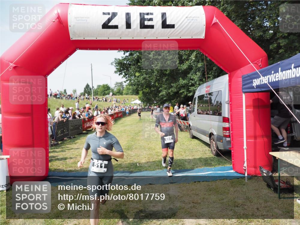 21.06.2025 - 27. Vierlanden-Triathlon MichiJ http://msf.ph/oto/8017759 15.06.2026 11:33:33 Ziel 431, 511 meine-sportfotos.de