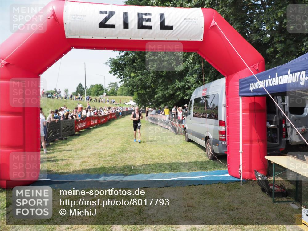 21.06.2025 - 27. Vierlanden-Triathlon MichiJ http://msf.ph/oto/8017793 15.06.2026 11:33:41 Ziel 373 meine-sportfotos.de