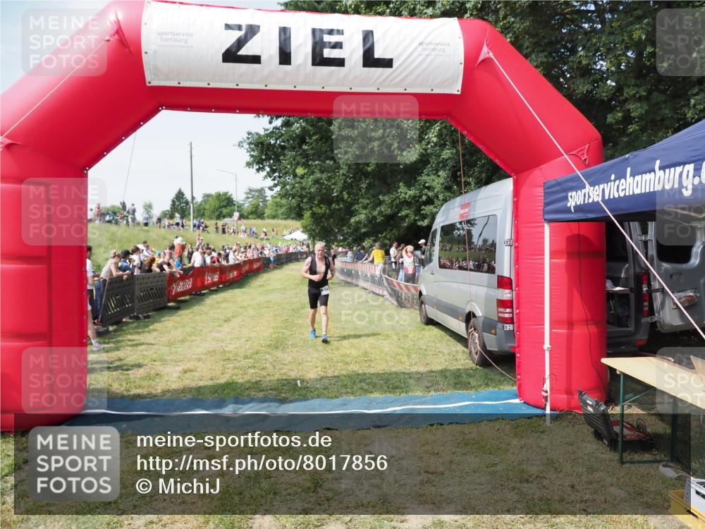 21.06.2025 - 27. Vierlanden-Triathlon MichiJ http://msf.ph/oto/8017856 15.06.2026 11:33:42 Ziel 373 meine-sportfotos.de