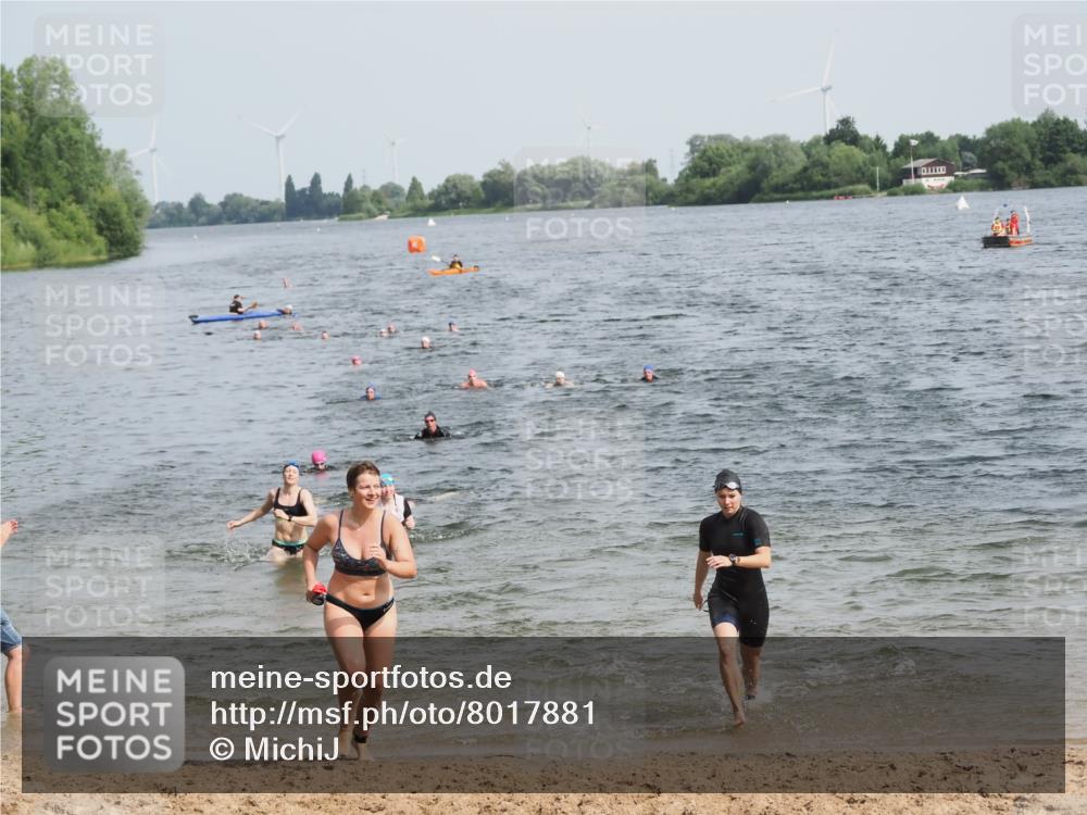 21.06.2025 - 27. Vierlanden-Triathlon MichiJ http://msf.ph/oto/8017881 15.06.2026 10:18:15 Schwimmen 568, 586 meine-sportfotos.de