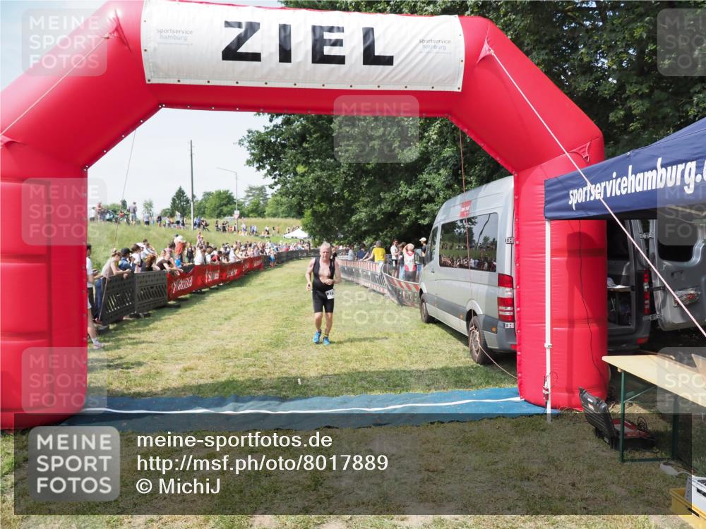 21.06.2025 - 27. Vierlanden-Triathlon MichiJ http://msf.ph/oto/8017889 15.06.2026 11:33:42 Ziel 373 meine-sportfotos.de