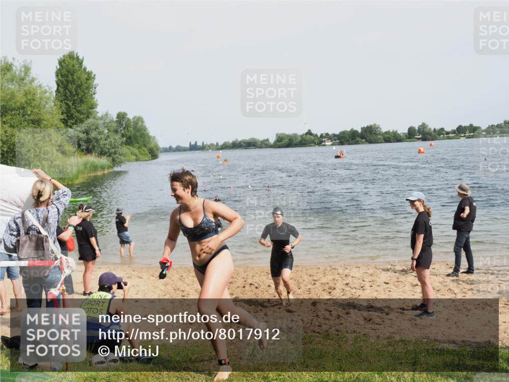 21.06.2025 - 27. Vierlanden-Triathlon MichiJ http://msf.ph/oto/8017912 15.06.2026 10:18:18 Schwimmen 535, 568, 586 meine-sportfotos.de