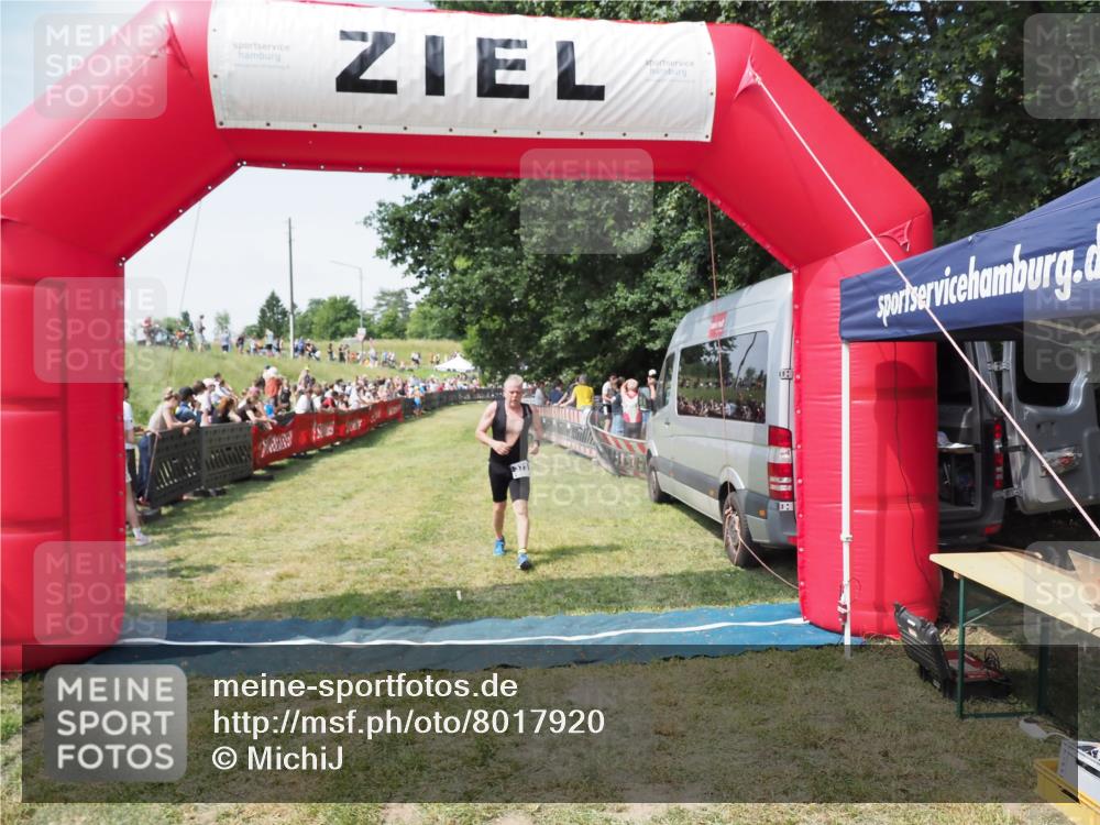 21.06.2025 - 27. Vierlanden-Triathlon MichiJ http://msf.ph/oto/8017920 15.06.2026 11:33:43 Ziel 373 meine-sportfotos.de