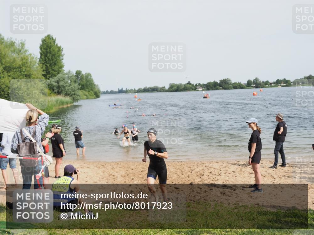 21.06.2025 - 27. Vierlanden-Triathlon MichiJ http://msf.ph/oto/8017923 15.06.2026 10:18:19 Schwimmen 495, 535, 568, 586 meine-sportfotos.de