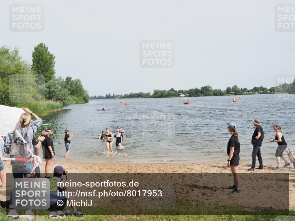 21.06.2025 - 27. Vierlanden-Triathlon MichiJ http://msf.ph/oto/8017953 15.06.2026 10:18:20 Schwimmen 495, 535, 568, 586 meine-sportfotos.de