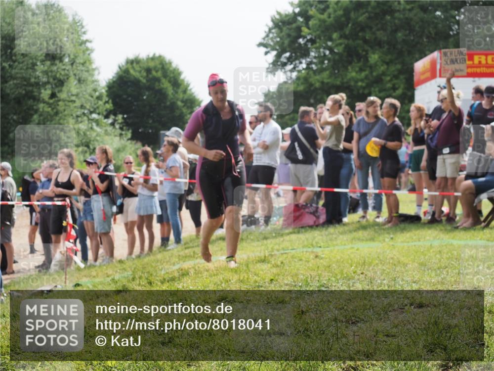 15.06.2025 - 27. Vierlanden-Triathlon KatJ http://msf.ph/oto/8018041 15.06.2025 10:17:21 Schwimmen 510, 529, 556, 575, 581, 584 meine-sportfotos.de