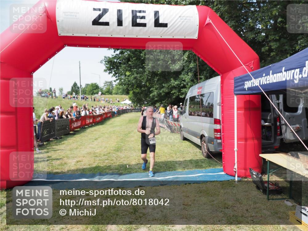 21.06.2025 - 27. Vierlanden-Triathlon MichiJ http://msf.ph/oto/8018042 15.06.2026 11:33:44 Ziel 373 meine-sportfotos.de