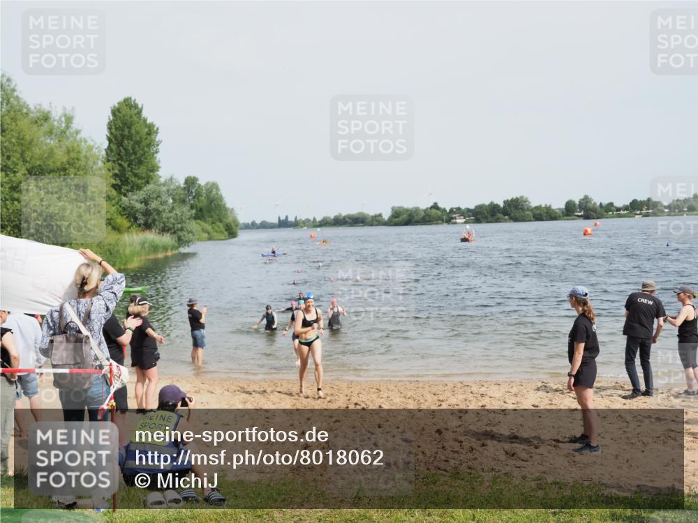 21.06.2025 - 27. Vierlanden-Triathlon MichiJ http://msf.ph/oto/8018062 15.06.2026 10:18:23 Schwimmen 495, 535, 568, 586 meine-sportfotos.de