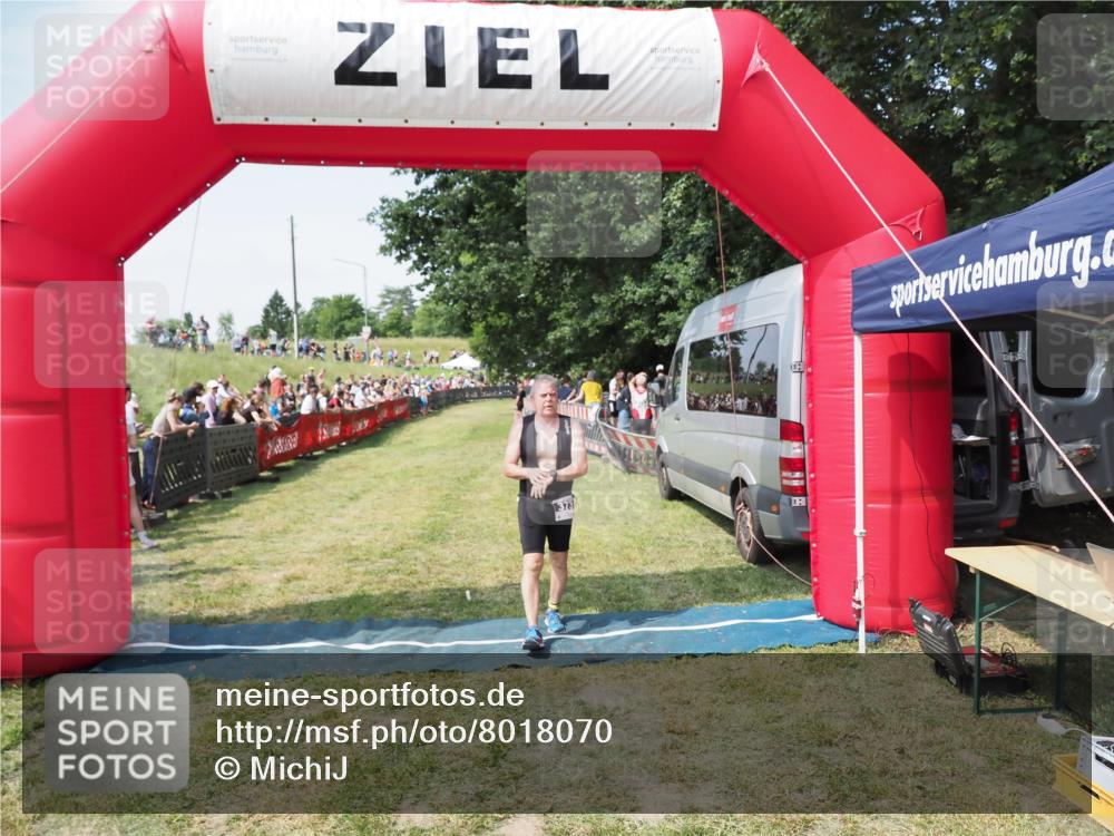 21.06.2025 - 27. Vierlanden-Triathlon MichiJ http://msf.ph/oto/8018070 15.06.2026 11:33:44 Ziel 373 meine-sportfotos.de