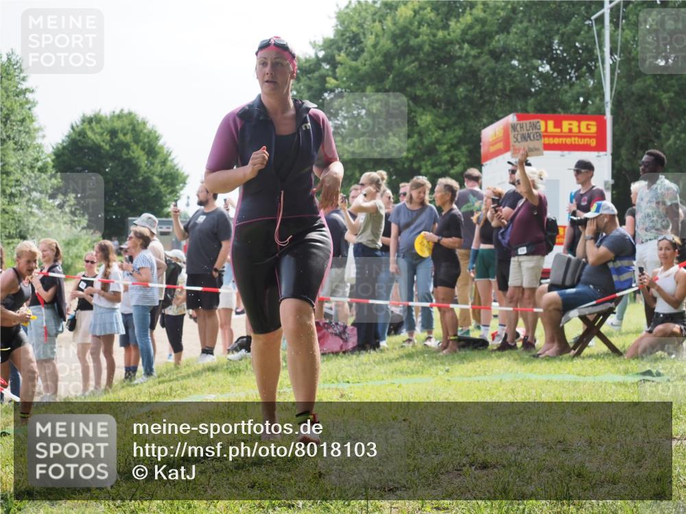 15.06.2025 - 27. Vierlanden-Triathlon KatJ http://msf.ph/oto/8018103 15.06.2025 10:17:23 Schwimmen 529, 575, 581, 584 meine-sportfotos.de
