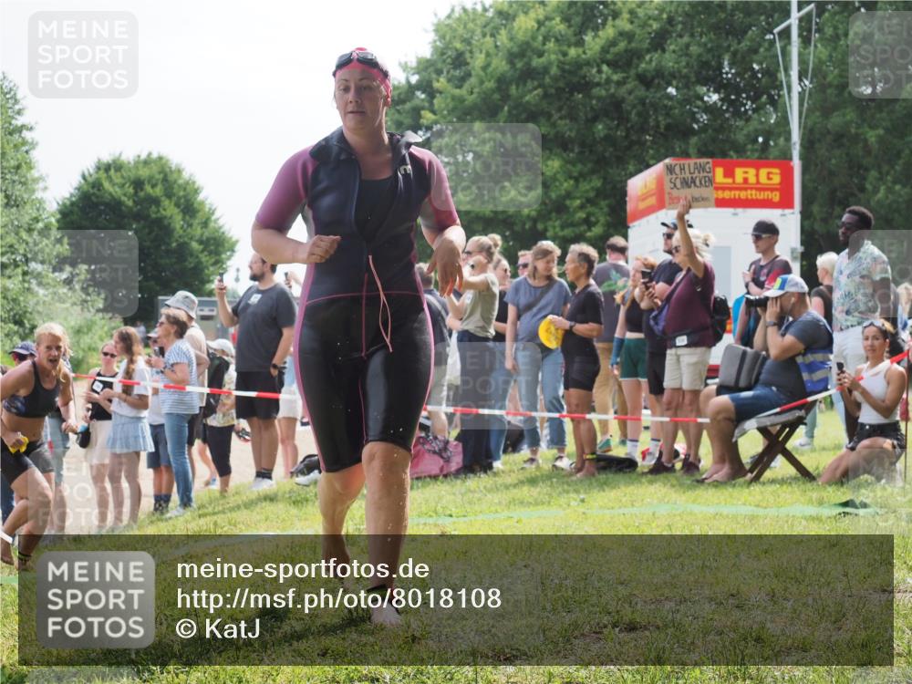 15.06.2025 - 27. Vierlanden-Triathlon KatJ http://msf.ph/oto/8018108 15.06.2025 10:17:23 Schwimmen 529, 575, 581, 584 meine-sportfotos.de