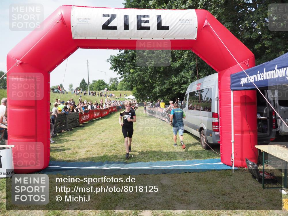 21.06.2025 - 27. Vierlanden-Triathlon MichiJ http://msf.ph/oto/8018125 15.06.2026 11:34:04 Ziel 582 meine-sportfotos.de