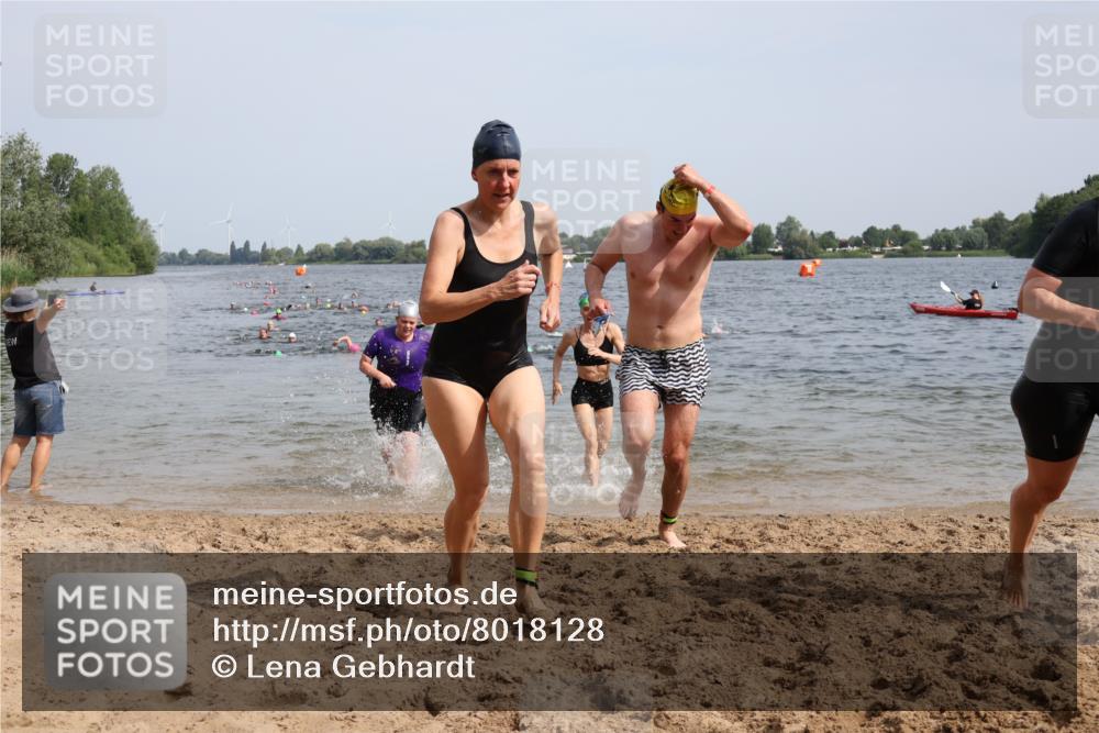 15.06.2025 - 27. Vierlanden-Triathlon Lena Gebhardt http://msf.ph/oto/8018128 15.06.2025 10:16:28 Schwimmen 477, 487, 491, 494, 499, 523, 526, 549, 574, 614, 634 meine-sportfotos.de