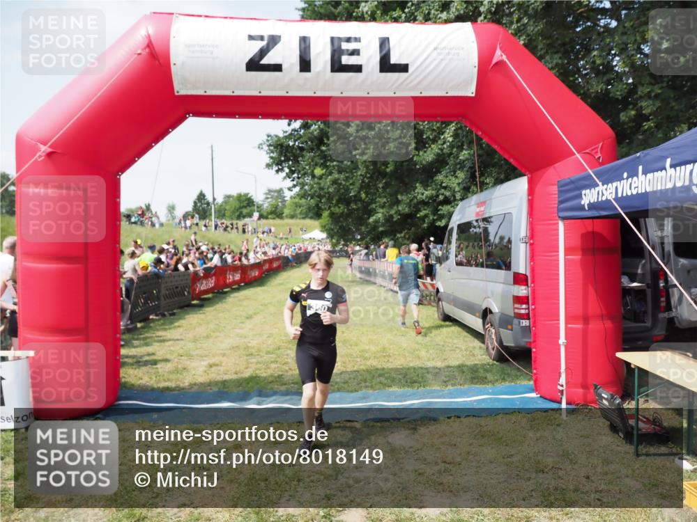 21.06.2025 - 27. Vierlanden-Triathlon MichiJ http://msf.ph/oto/8018149 15.06.2026 11:34:05 Ziel 582 meine-sportfotos.de