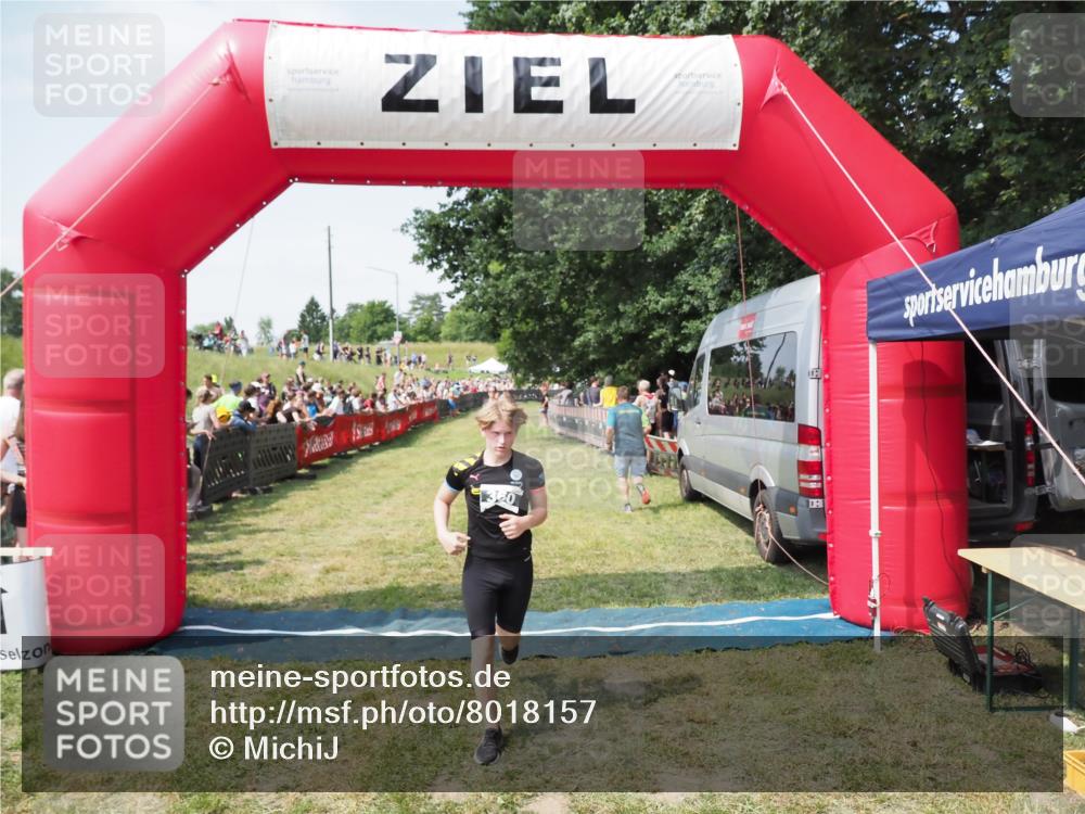 21.06.2025 - 27. Vierlanden-Triathlon MichiJ http://msf.ph/oto/8018157 15.06.2026 11:34:05 Ziel 582 meine-sportfotos.de