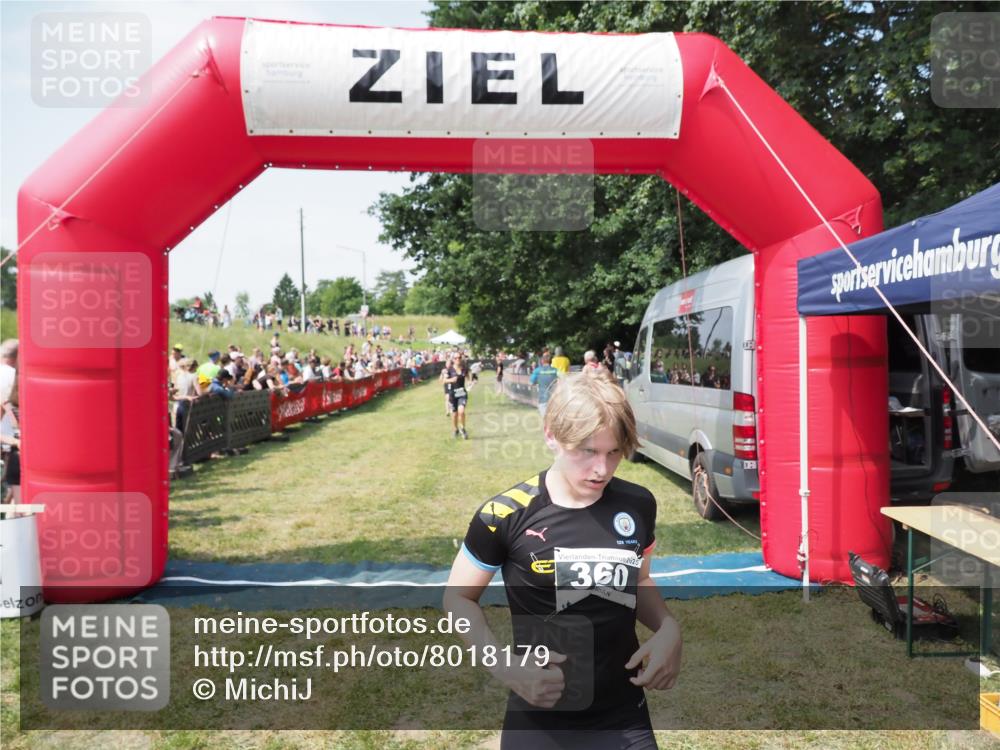 21.06.2025 - 27. Vierlanden-Triathlon MichiJ http://msf.ph/oto/8018179 15.06.2026 11:34:06 Ziel 521, 582 meine-sportfotos.de