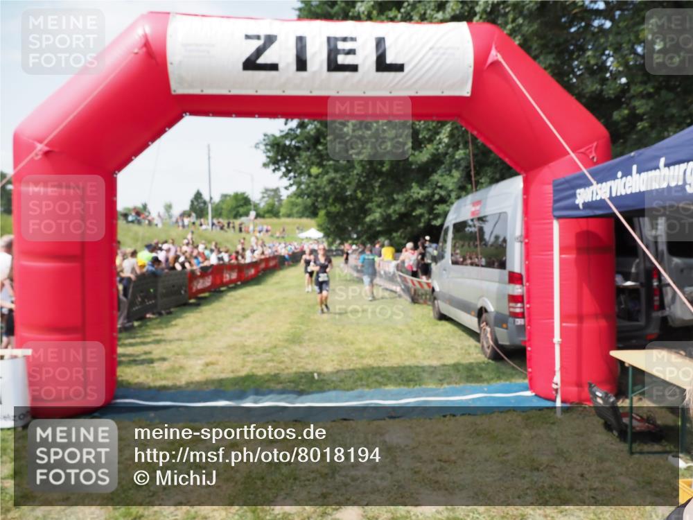 21.06.2025 - 27. Vierlanden-Triathlon MichiJ http://msf.ph/oto/8018194 15.06.2026 11:34:06 Ziel 521, 582 meine-sportfotos.de