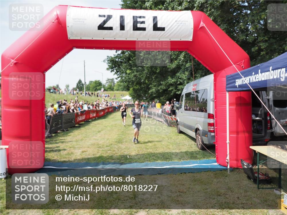 21.06.2025 - 27. Vierlanden-Triathlon MichiJ http://msf.ph/oto/8018227 15.06.2026 11:34:07 Ziel 521, 582 meine-sportfotos.de