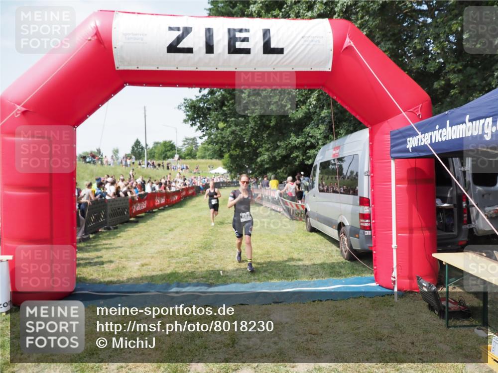21.06.2025 - 27. Vierlanden-Triathlon MichiJ http://msf.ph/oto/8018230 15.06.2026 11:34:08 Ziel 521, 582 meine-sportfotos.de