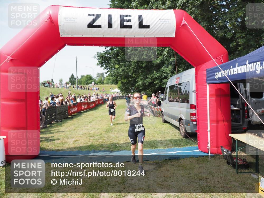 21.06.2025 - 27. Vierlanden-Triathlon MichiJ http://msf.ph/oto/8018244 15.06.2026 11:34:09 Ziel 521, 582 meine-sportfotos.de