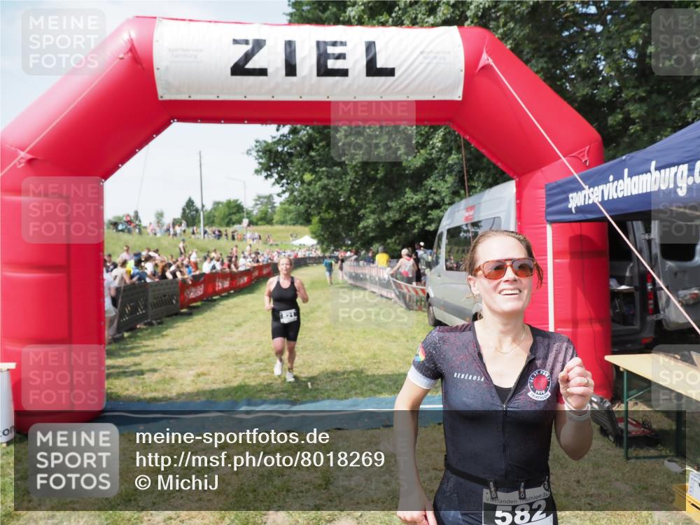 21.06.2025 - 27. Vierlanden-Triathlon MichiJ http://msf.ph/oto/8018269 15.06.2026 11:34:10 Ziel 521, 582 meine-sportfotos.de