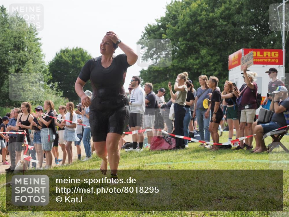 15.06.2025 - 27. Vierlanden-Triathlon KatJ http://msf.ph/oto/8018295 15.06.2025 10:17:28 Schwimmen 529, 575, 581, 582, 584, 594 meine-sportfotos.de