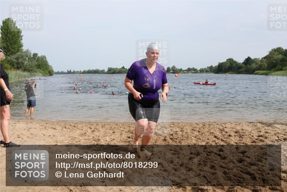 15.06.2025 - 27. Vierlanden-Triathlon Lena Gebhardt http://msf.ph/oto/8018299 15.06.2025 10:16:32 Schwimmen 487, 491, 494, 499, 526, 549, 574, 614, 634 meine-sportfotos.de