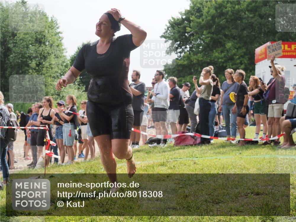 15.06.2025 - 27. Vierlanden-Triathlon KatJ http://msf.ph/oto/8018308 15.06.2025 10:17:29 Schwimmen 529, 572, 581, 582, 584, 594 meine-sportfotos.de