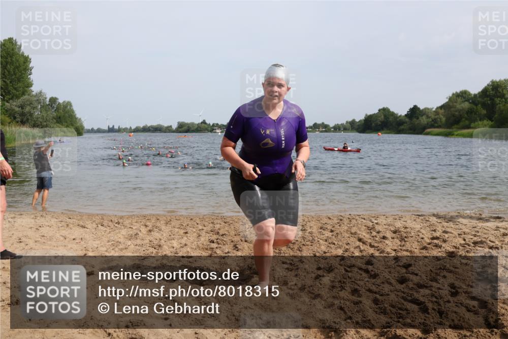 15.06.2025 - 27. Vierlanden-Triathlon Lena Gebhardt http://msf.ph/oto/8018315 15.06.2025 10:16:32 Schwimmen 487, 491, 494, 499, 526, 549, 574, 614, 634 meine-sportfotos.de