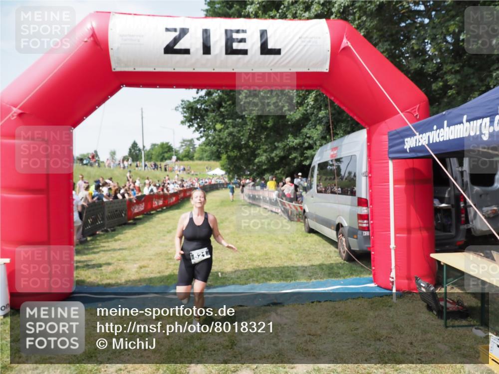 21.06.2025 - 27. Vierlanden-Triathlon MichiJ http://msf.ph/oto/8018321 15.06.2026 11:34:10 Ziel 521, 582 meine-sportfotos.de
