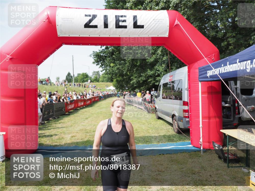21.06.2025 - 27. Vierlanden-Triathlon MichiJ http://msf.ph/oto/8018387 15.06.2026 11:34:11 Ziel 521, 582 meine-sportfotos.de