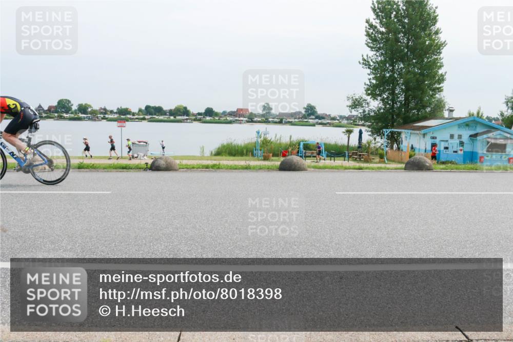 15.06.2025 - 27. Vierlanden-Triathlon H.Heesch http://msf.ph/oto/8018398 15.06.2025 11:15:10 Radfahren 803, 866, 871 meine-sportfotos.de