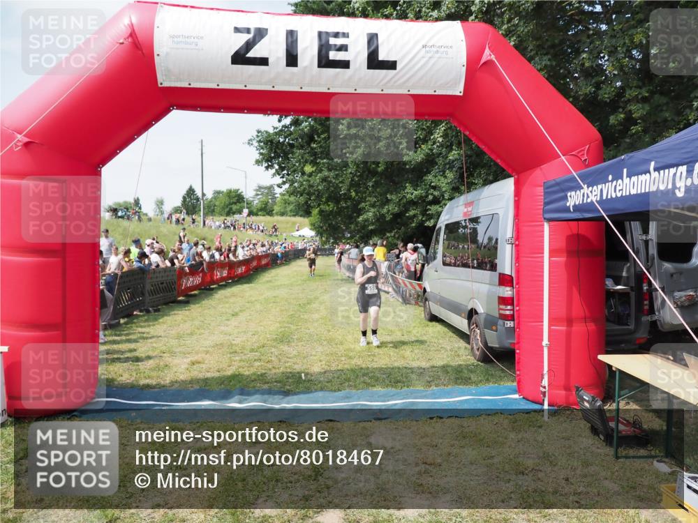 21.06.2025 - 27. Vierlanden-Triathlon MichiJ http://msf.ph/oto/8018467 15.06.2026 11:34:32 Ziel 559 meine-sportfotos.de