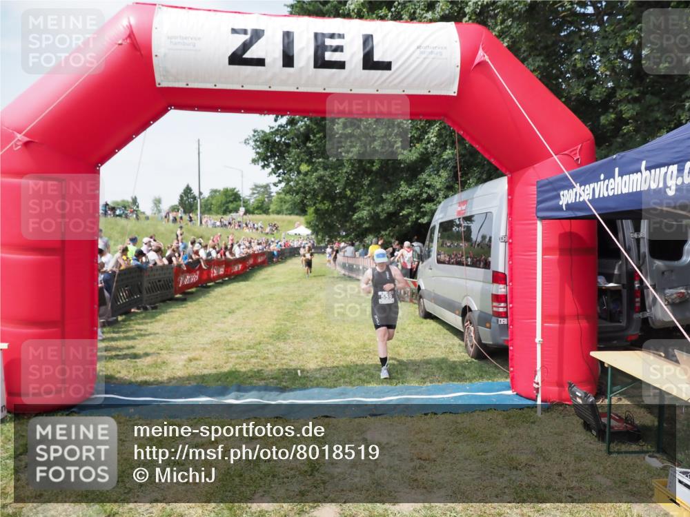 21.06.2025 - 27. Vierlanden-Triathlon MichiJ http://msf.ph/oto/8018519 15.06.2026 11:34:32 Ziel 559 meine-sportfotos.de
