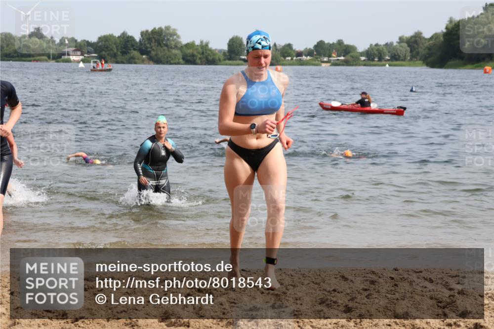 15.06.2025 - 27. Vierlanden-Triathlon Lena Gebhardt http://msf.ph/oto/8018543 15.06.2025 10:16:44 Schwimmen 501, 516, 551, 595, 604, 633 meine-sportfotos.de