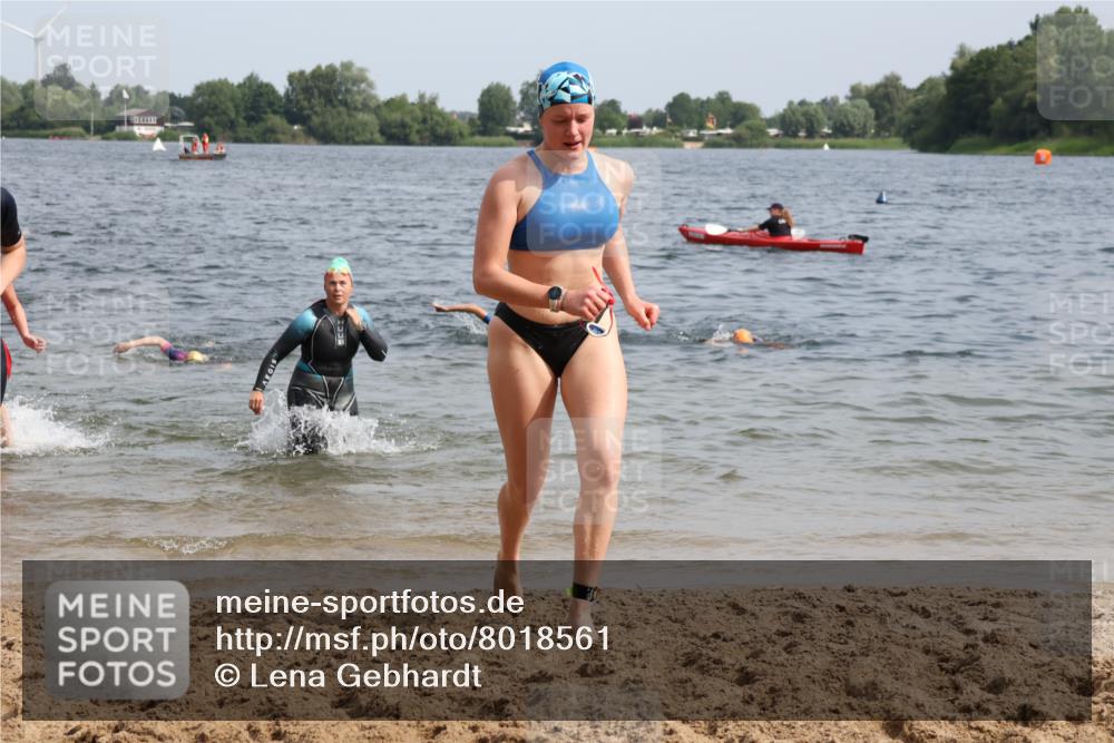 15.06.2025 - 27. Vierlanden-Triathlon Lena Gebhardt http://msf.ph/oto/8018561 15.06.2025 10:16:44 Schwimmen 501, 516, 551, 595, 604, 633 meine-sportfotos.de