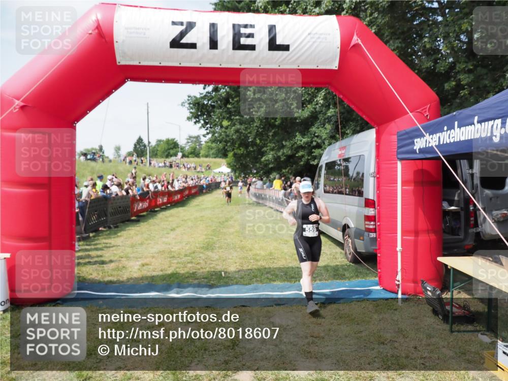 21.06.2025 - 27. Vierlanden-Triathlon MichiJ http://msf.ph/oto/8018607 15.06.2026 11:34:33 Ziel 559 meine-sportfotos.de