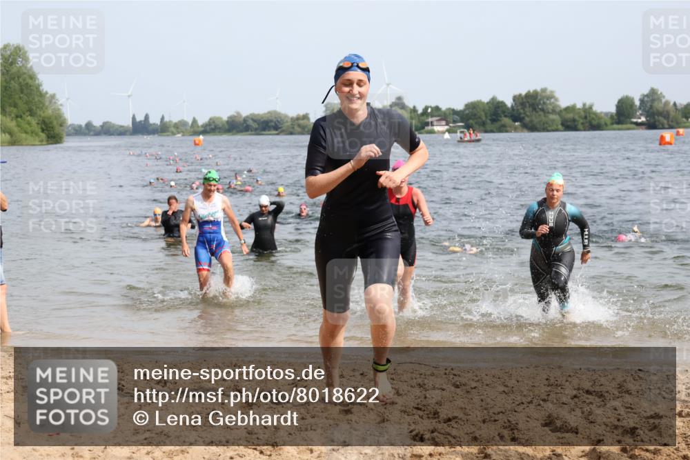 15.06.2025 - 27. Vierlanden-Triathlon Lena Gebhardt http://msf.ph/oto/8018622 15.06.2025 10:16:45 Schwimmen 501, 516, 551, 595, 604, 633 meine-sportfotos.de