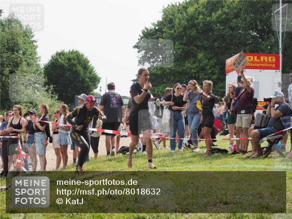 15.06.2025 - 27. Vierlanden-Triathlon KatJ http://msf.ph/oto/8018632 15.06.2025 10:17:51 Schwimmen 493, 522, 537, 563, 571 meine-sportfotos.de