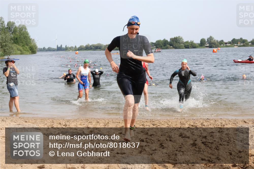 15.06.2025 - 27. Vierlanden-Triathlon Lena Gebhardt http://msf.ph/oto/8018637 15.06.2025 10:16:46 Schwimmen 484, 501, 516, 551, 566, 595, 604, 633 meine-sportfotos.de