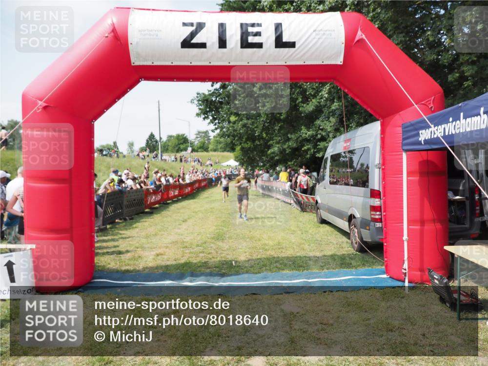 21.06.2025 - 27. Vierlanden-Triathlon MichiJ http://msf.ph/oto/8018640 15.06.2026 11:34:37 Ziel 290, 386, 559 meine-sportfotos.de