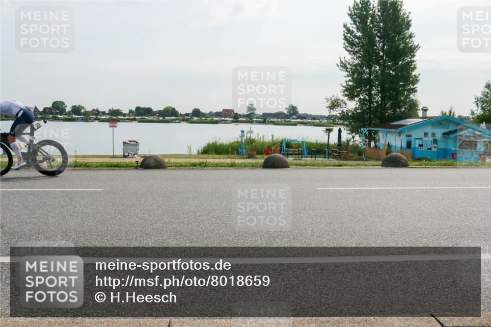 15.06.2025 - 27. Vierlanden-Triathlon H.Heesch http://msf.ph/oto/8018659 15.06.2025 09:33:04 Radfahren 125, 161, 239 meine-sportfotos.de