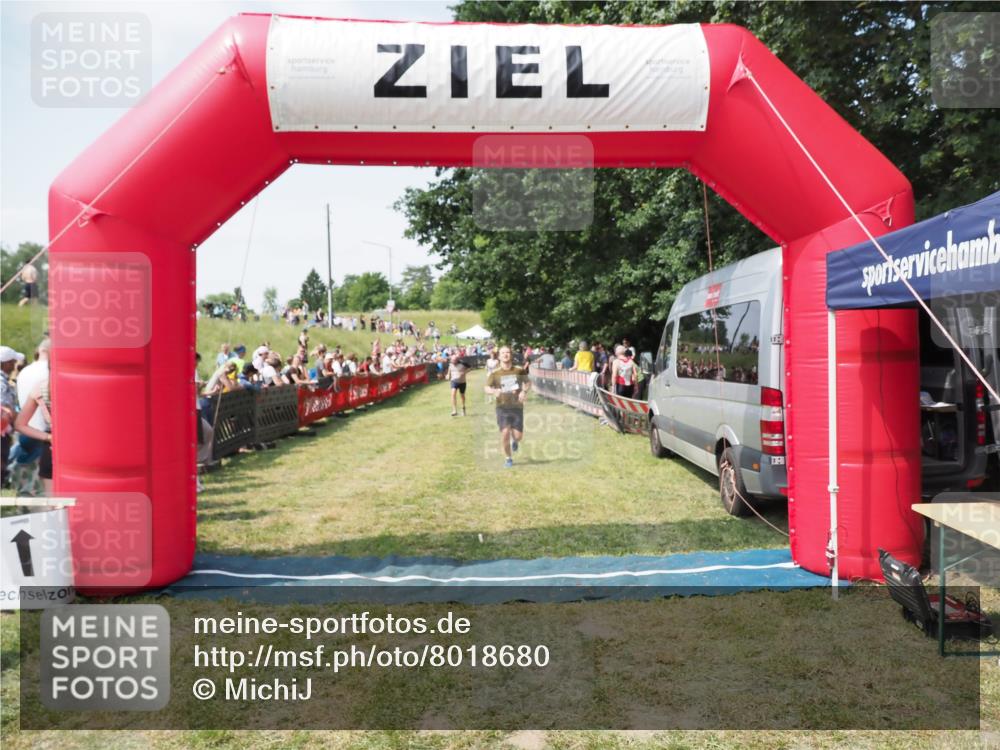 21.06.2025 - 27. Vierlanden-Triathlon MichiJ http://msf.ph/oto/8018680 15.06.2026 11:34:37 Ziel 290, 386, 559 meine-sportfotos.de