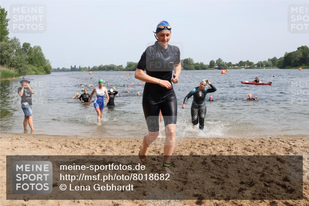 15.06.2025 - 27. Vierlanden-Triathlon Lena Gebhardt http://msf.ph/oto/8018682 15.06.2025 10:16:46 Schwimmen 484, 501, 516, 551, 566, 595, 604, 633 meine-sportfotos.de