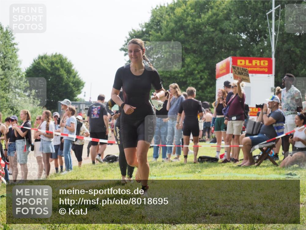 15.06.2025 - 27. Vierlanden-Triathlon KatJ http://msf.ph/oto/8018695 15.06.2025 10:17:52 Schwimmen 493, 522, 563, 571 meine-sportfotos.de
