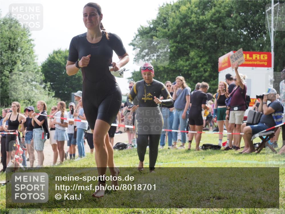 15.06.2025 - 27. Vierlanden-Triathlon KatJ http://msf.ph/oto/8018701 15.06.2025 10:17:53 Schwimmen 493, 522, 563, 571 meine-sportfotos.de