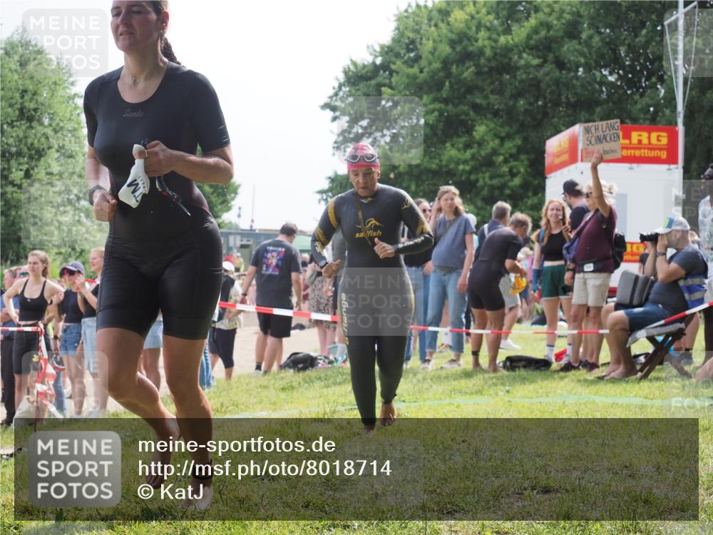 15.06.2025 - 27. Vierlanden-Triathlon KatJ http://msf.ph/oto/8018714 15.06.2025 10:17:53 Schwimmen 493, 522, 563, 571 meine-sportfotos.de